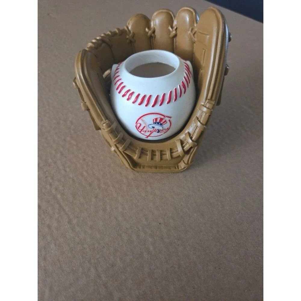 New York Yankees MLB Baseball Planter Ball in Glove Decor w/ ceramic flower pot.